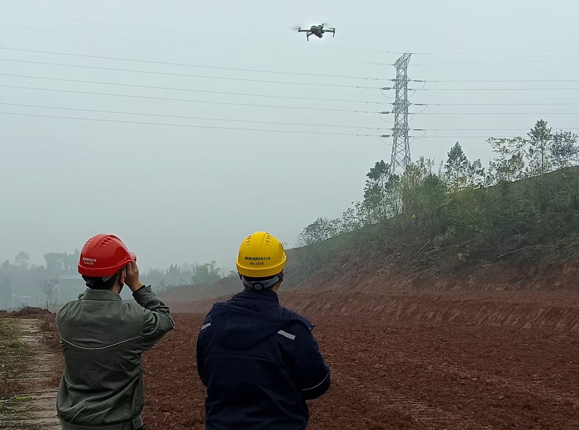 12月4日，重慶銅梁供電公司員工使用無人機(jī)對110千伏北翠線開展巡視。（劉昌偉）.jpg