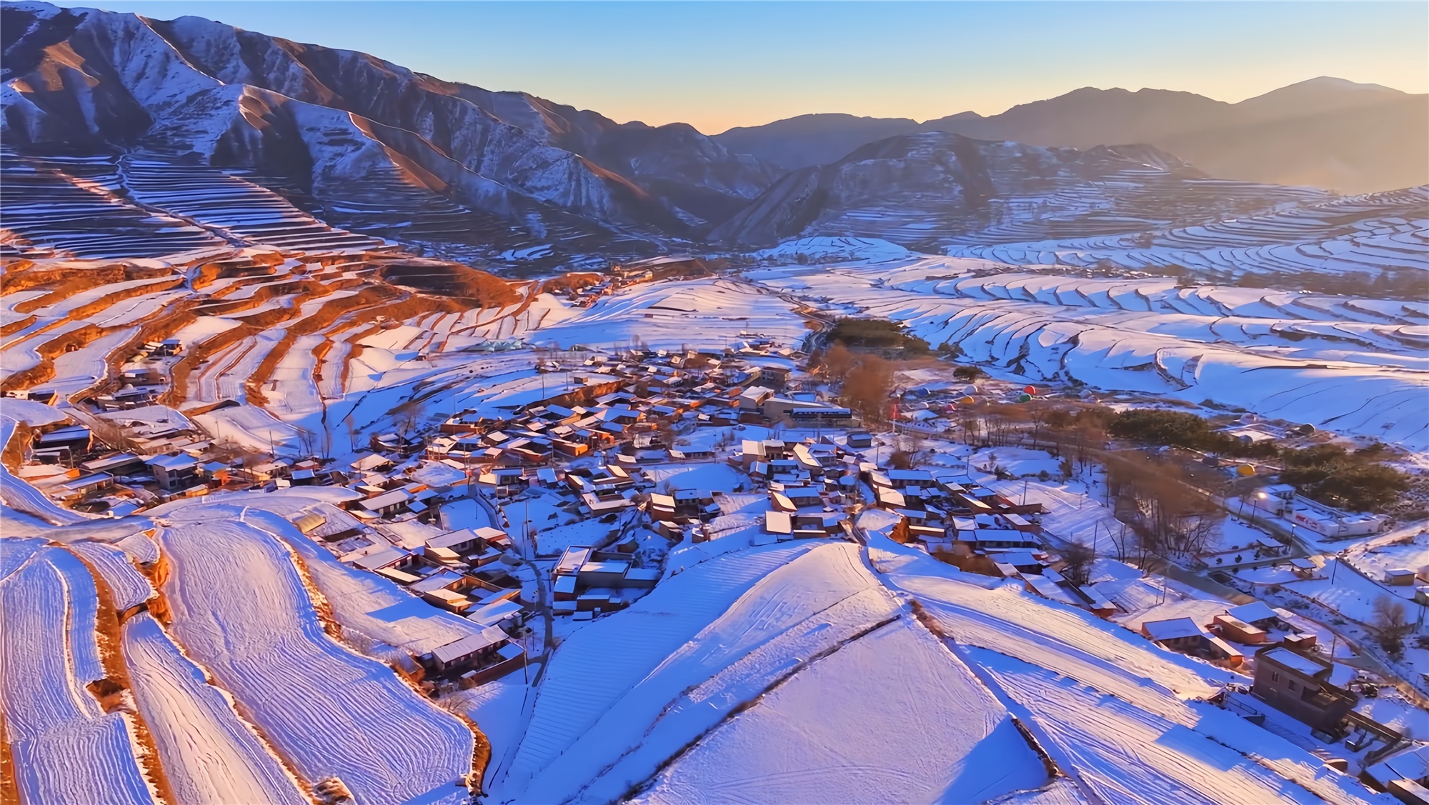 哈班岔村雪景圖。<span id=